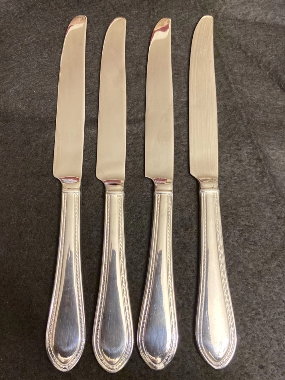 Reed & Barton Logo Stainless Lot of 4 Flatware Knives Set 9.5 Length. - Picture 1 of 11